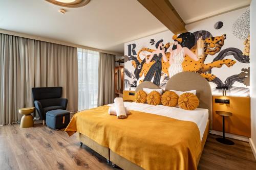 a hotel room with a bed and a chair at Muselet Adults Only in Świnoujście