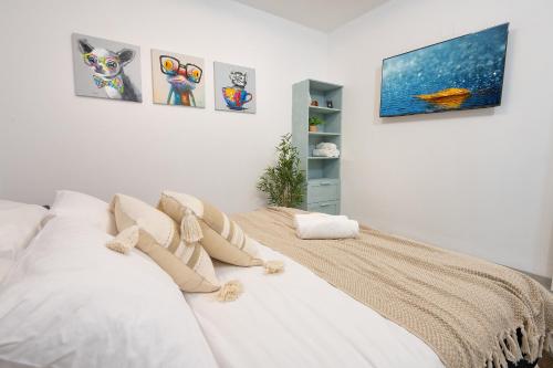 a bedroom with a bed with white sheets at אחוזת אבישג - וילה יוקרתית עם בריכה מחוממת וממ"ד למשפחות in Shelomi
