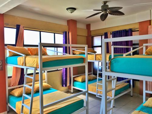 a room with a bunch of bunk beds at Sandy Toes Hostel in Sámara