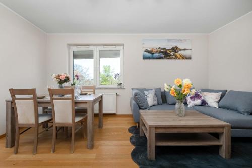 Rodzinny Apartament z Dwiema Sypialniami i Balkonem we Wrocławiu by Noclegi Renters