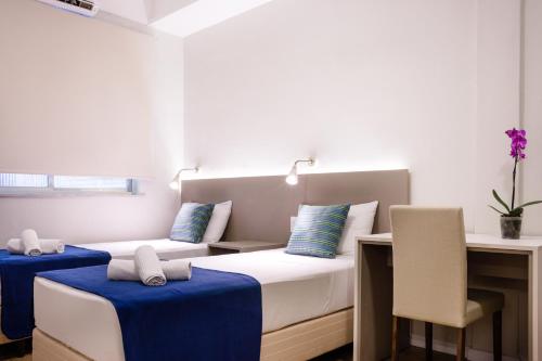 
a hotel room with two beds and two lamps at Injoy Lofts Ipanema in Rio de Janeiro
