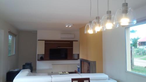 Piedra Amarilla في بونتا دل إستي: غرفة معيشة مع أريكة بيضاء ونافذة