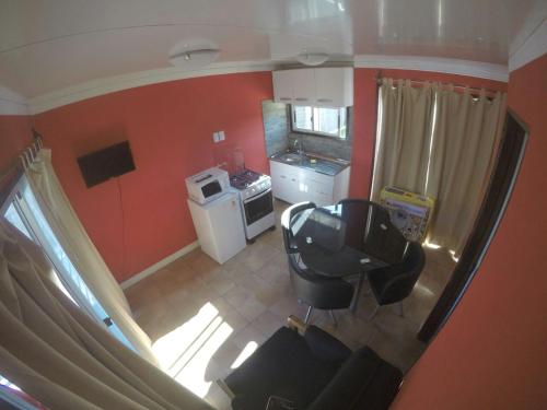 una vista aérea de una cocina y una sala de estar en Apartamentos Titilandia, en Piriápolis