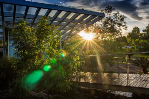 a view of the sun shining through a metal structure at Kawilal Hotel in Amatitlán