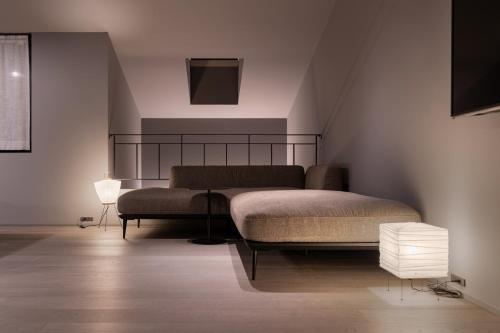 a bedroom with a bed and a couch in it at YOHAKU inuyama in Inuyama