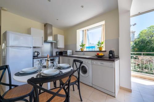 Bright 2-Bedroom Apartment Close to La Croisette & City Centre