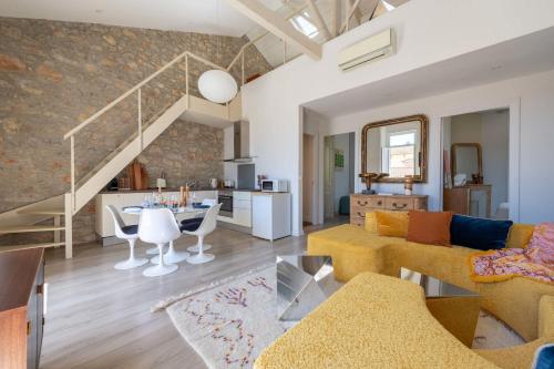 Atypical - 3Br Apartment with Mezzanine City Centre