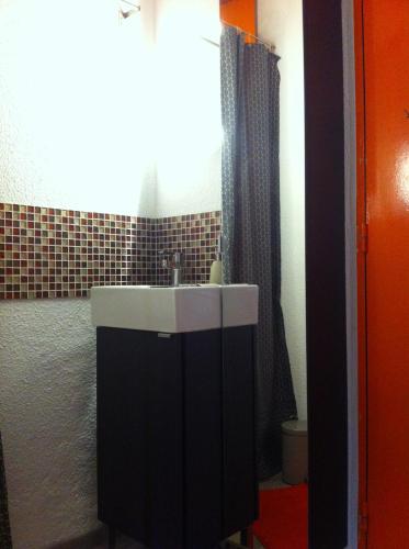 une salle de bain avec un lavabo et des toilettes dans l'établissement Au Coeur du Village Naturiste, au Cap d'Agde