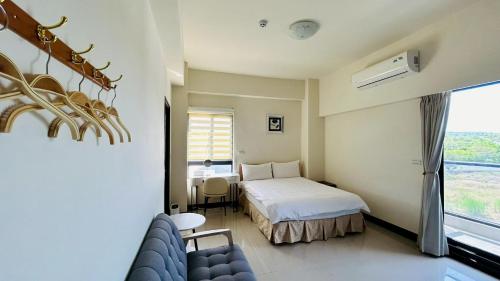 a hotel room with a bed and a window at 日沐澄旅 l 家人聚會 l 烤肉 l 戲水池 l 電動麻將 l KTV l 影音TV in Ch'ih-k'an