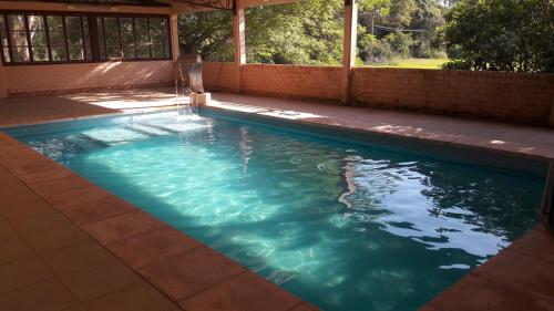 Eldorado do Sul 的住宿－Pousada Porto Aventuras，后院的蓝色海水游泳池