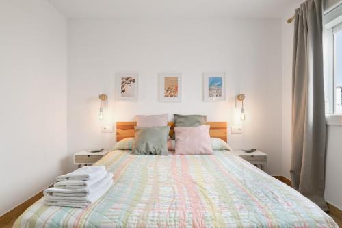 a bedroom with a bed with a pile of towels at Apartamento Almadraba in Barbate