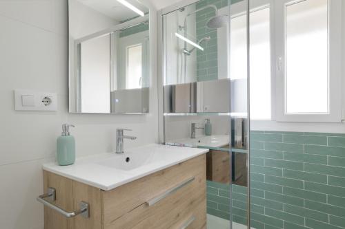 a bathroom with a sink and a glass shower at Apartamento Almadraba in Barbate