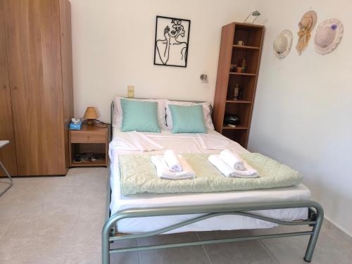 a bedroom with a bed with towels on it at Villa Flash in Eantio