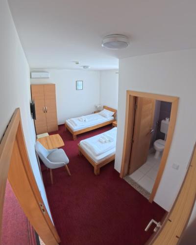 ein kleines Zimmer mit zwei Betten und einem Badezimmer in der Unterkunft Nihad B&B in Visoko
