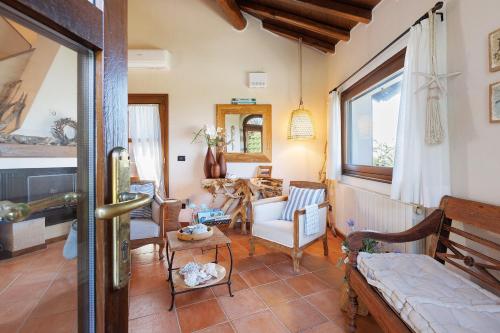 a living room with a couch and a table at Paradiso San Giacomo in Cogorno