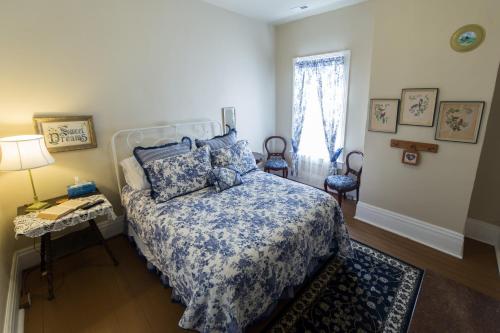 Ένα ή περισσότερα κρεβάτια σε δωμάτιο στο Grand Victorian Inn