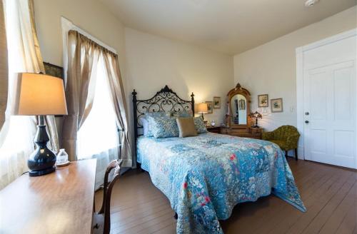 Ένα ή περισσότερα κρεβάτια σε δωμάτιο στο Grand Victorian Inn