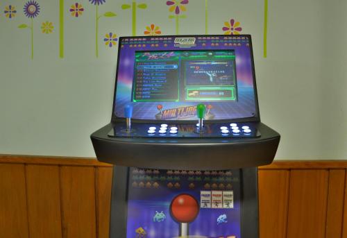 a video game machine in a room at Hotel Matsubara in Campos do Jordão