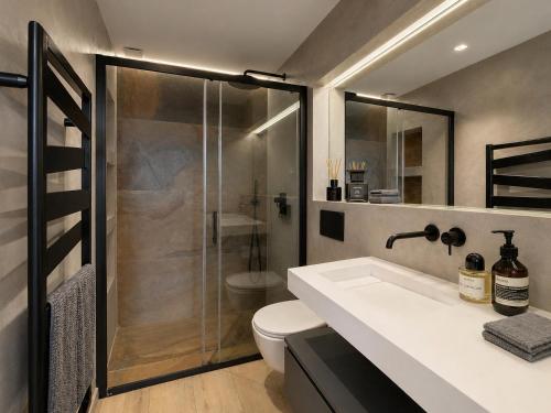 VACATELLA - LES PINS ENSOLEILLÉS, Appartement contemporain avec balcon et aperçu mer