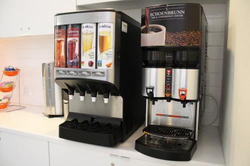 新费城Schoenbrunn Inn的厨房柜台上的咖啡机