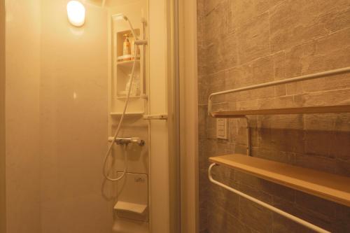 ein Badezimmer mit Dusche mit Glastür in der Unterkunft Re AERU in Minamiboso