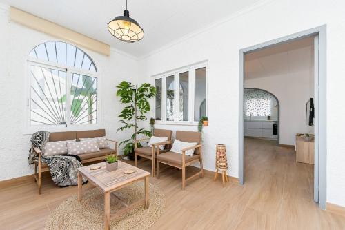 a living room with a couch and a table at Chalet Queen Venecia Sunrise in Campoamor