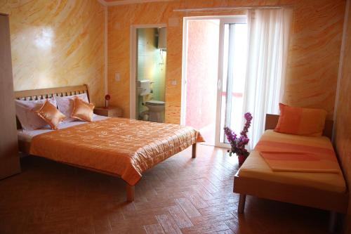 1 dormitorio con cama, ventana y vistas a las faldas en Alvanita Apartments, en Ulcinj