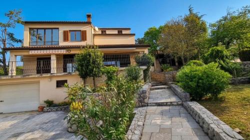 Holiday Home Sparks - Sea View by Villas Guide