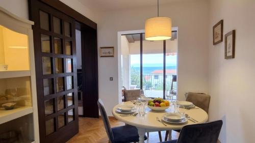 Holiday Home Sparks - Sea View by Villas Guide