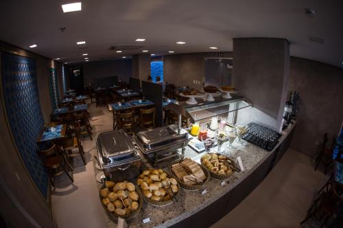 an overhead view of a buffet in a restaurant at Acqua Suítes Maceió in Maceió