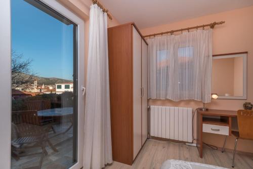 Cette chambre dispose d'une fenêtre, d'une table et d'un bureau. dans l'établissement Villa Bakica, à Trogir