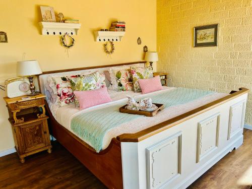 a bedroom with a bed with pink pillows at Castles Corner Bad Fallingbostel in Bad Fallingbostel