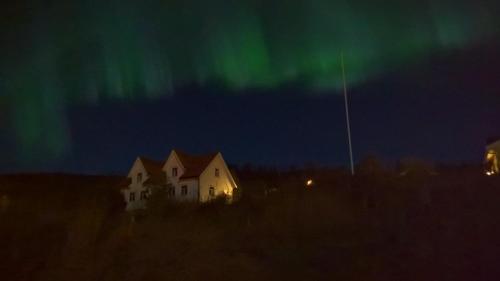 an image of a house under the aurora borealis at Bustad in Larseng