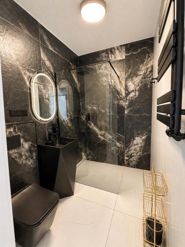 Foto DOKI Living Suites - Foodhall & Parking by Downtown Apartments 6
