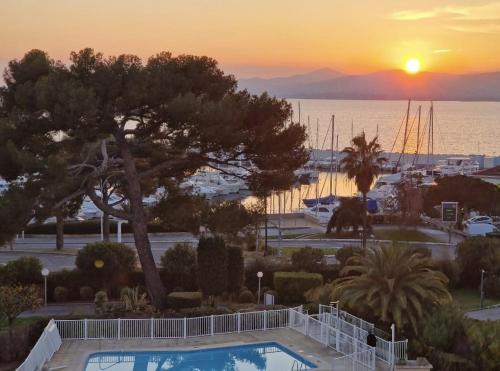 Beau 65 M2 en Front de Mer à St Raphaël - Piscine