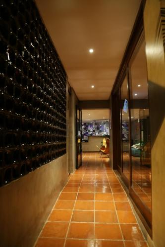 若昂佩索阿的住宿－Xilo Design Hotel，墙上装有葡萄酒瓶的走廊
