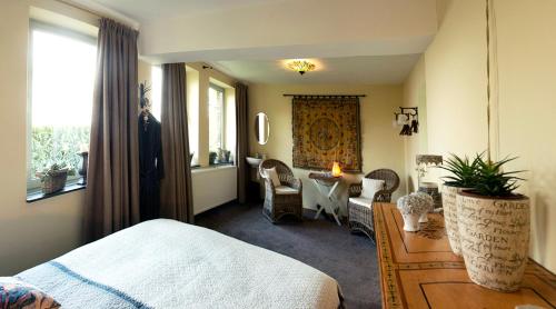 Eckelrade的住宿－德梅科法布里科酒店，一间卧室设有一张床和一间客厅。