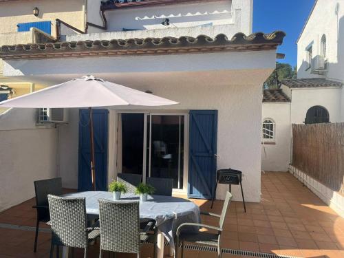 a table with an umbrella on a patio at Breda 2b in L'Estartit