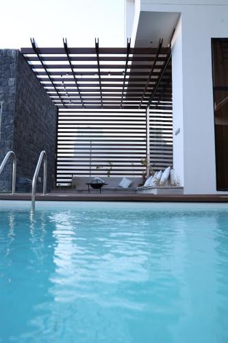 a swimming pool with blue water in front of a building at إستراحة نمارق in Al ‘Aqar