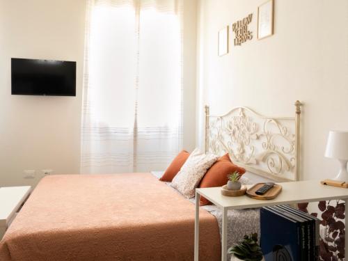 a bedroom with a bed and a tv on the wall at La Chicca Appartamento Superior Fucecchio in Fucecchio