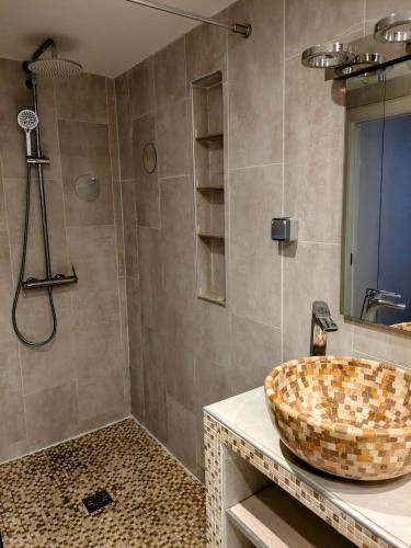 a bathroom with a sink and a shower at Duplex sur la mer in LʼÎle-Rousse