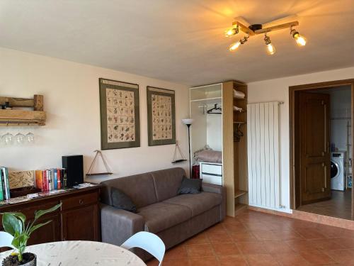 a living room with a couch and a table at Pulsà dol Sìndec in Vilminore