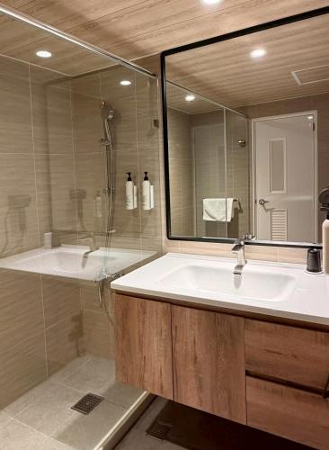 a bathroom with a tub and a sink and a shower at 丰居中壢 Via Hotel Zhongli in Zhongli
