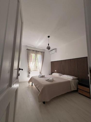 a bedroom with a bed and a window at House Mia in Cala Liberotto