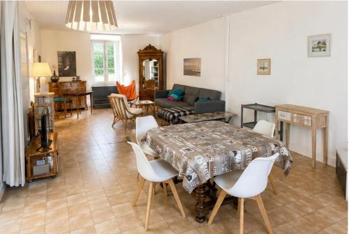 Maison centre-ville avec cour privée, plage à pied