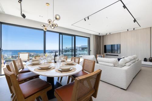 Luxury Penthouse with Jacuzzi, Sea View and Gym