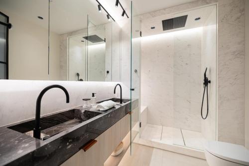 Luxury Penthouse with Jacuzzi, Sea View and Gym