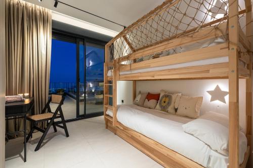 Luxury Penthouse with Jacuzzi, Sea View and Gym