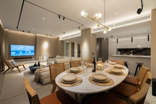Luxury Penthouse with Jacuzzi, Sea View and Gym