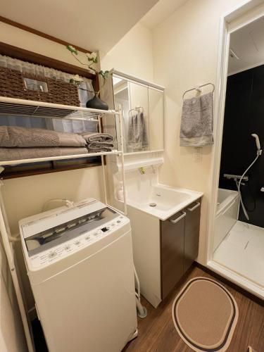 Direct train to Ikebukuro 2 min, Shinjuku 8 min, Shibuya 13 min, Entire house for 10 guests, 4 separate toilets, 3 bathrooms, Japanese garden, Licensed hotel